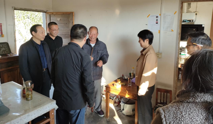 市市场监管局开展“敬老月”走访慰问活动